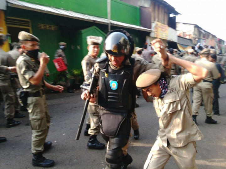 Ricuh, 2 Satpol PP & 3 Warga Rawajati Luka-Luka