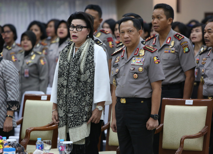 Kapolri Larang Polwan Selfie Sambil Menjulurkan Lidah