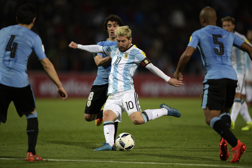 Momen Lionel Messi mencetak gol ke gawang Uruguay. (Foto: AFP/Juan Mabromata) 