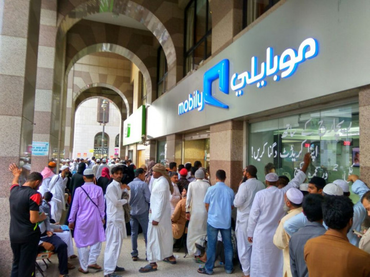 Antrean Panjang dan Mahalnya Biaya Komunikasi di Tanah Suci