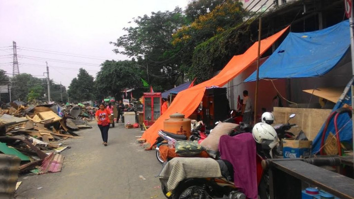 Warga Rawajati Dapat Bantuan Makanan & Terpal dari LSM