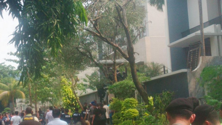 Polisi Masuk ke Rumah yang Dirampok