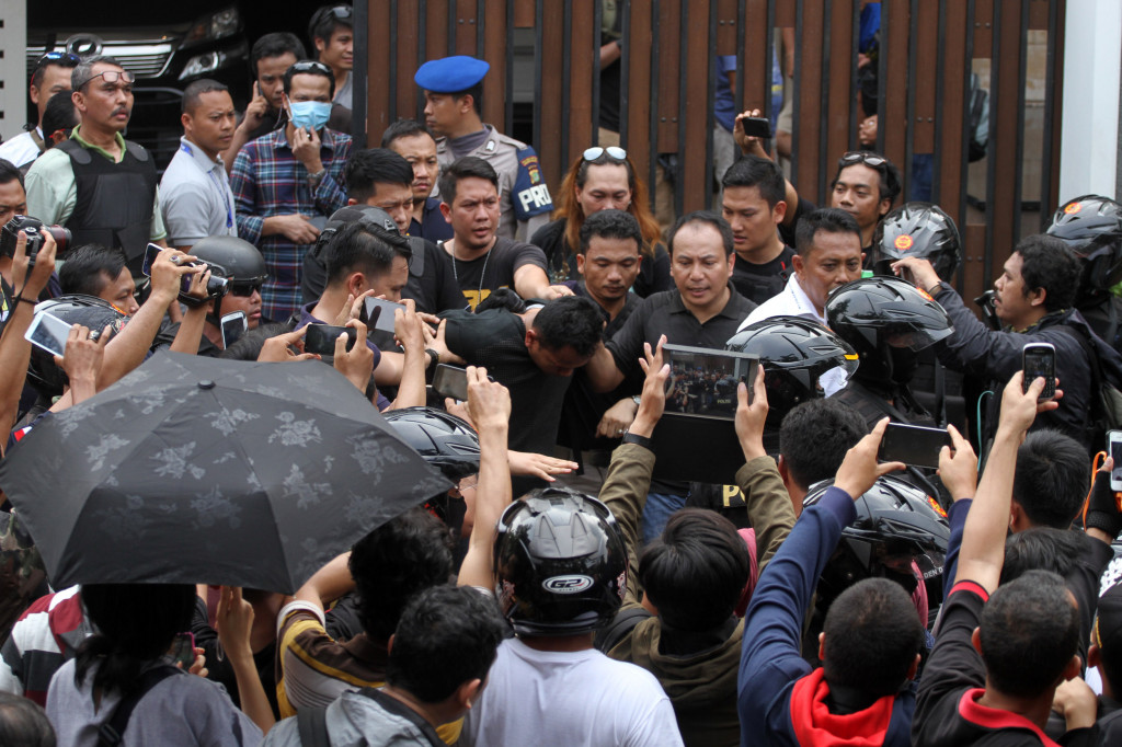 Polisi menggiring satu dari dua pelaku yang melakukan perampokan rumah di kawasan Pondok Indah, Jakarta, Sabtu (3/9/2016). Foto: MI/Arya Manggala
