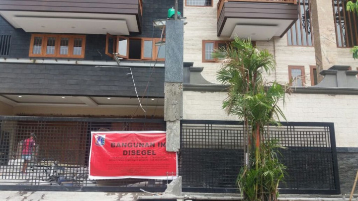 Langgar Izin, Dinas Penataan Kota Bongkar Rumah Mewah di Muara Karang