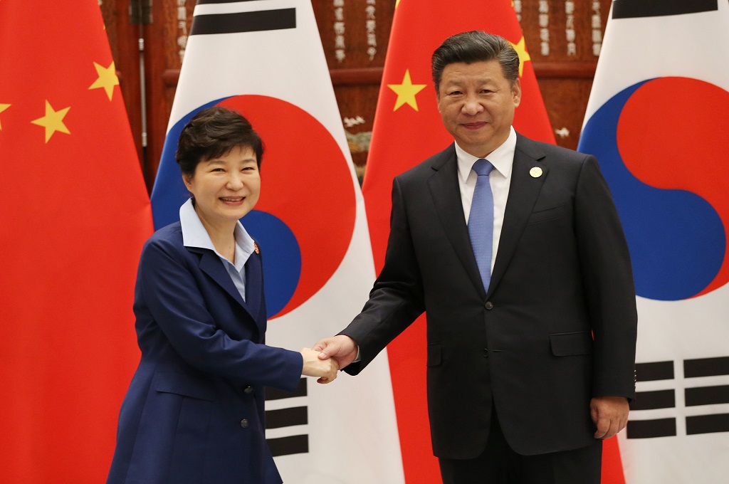 Presiden Tiongkok Xi Jinping (kanan) dan Presiden Korsel Park Geun-hye dalam KTT G20 di Hanzhou, 5 September 2016. (Foto: AFP/HOW HWEE YOUNG)