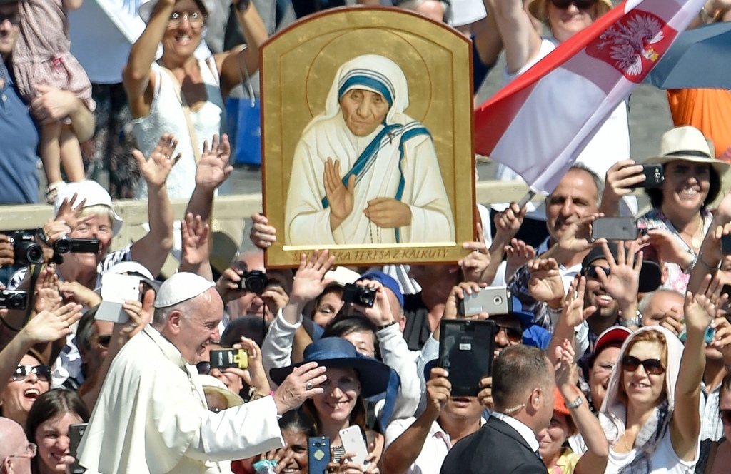 Penobatan Bunda Teresa menjadi Santa di Basilika Santo Petrus (Foto: AFP)
