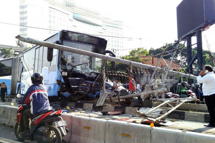 Bus TransJakarta Tabrak Rambu Lalu Lintas di Gunung Sahari