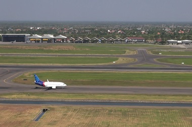 Penumpang asal Singapura Diperiksa di Bandara Juanda