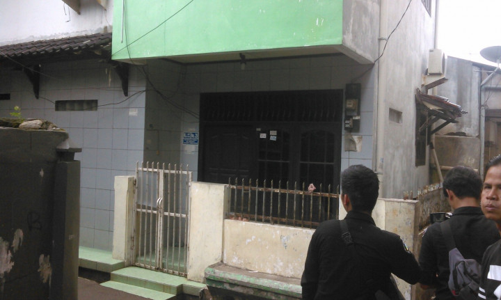 Keluarga Penjual Obat Kedaluwarsa Mengurung Diri