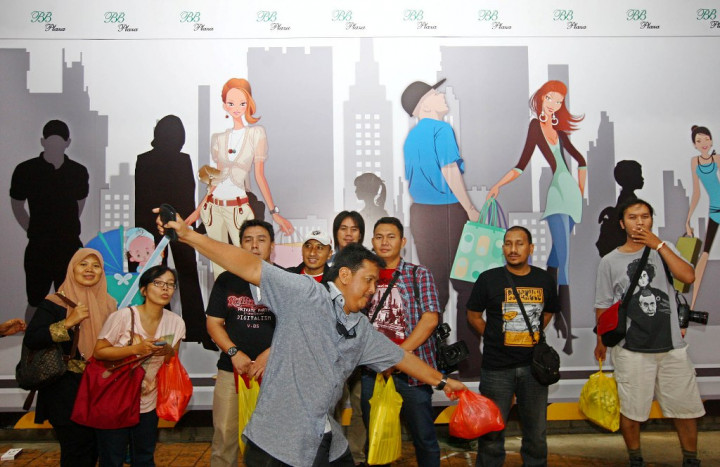 Selfie dan Memotret Atraksi Budaya Indonesia