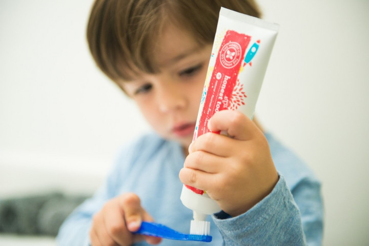 Kapan Waktu Terbaik Mengenalkan Anak dengan Pasta Gigi?