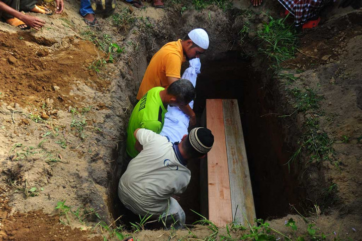 Ayah dan Putri Korban Bom Thailand Dimakamkan