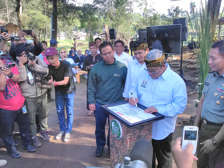 Lestarikan Maskot PON, Aher Lepas Liarkan 2 Ekor Surili