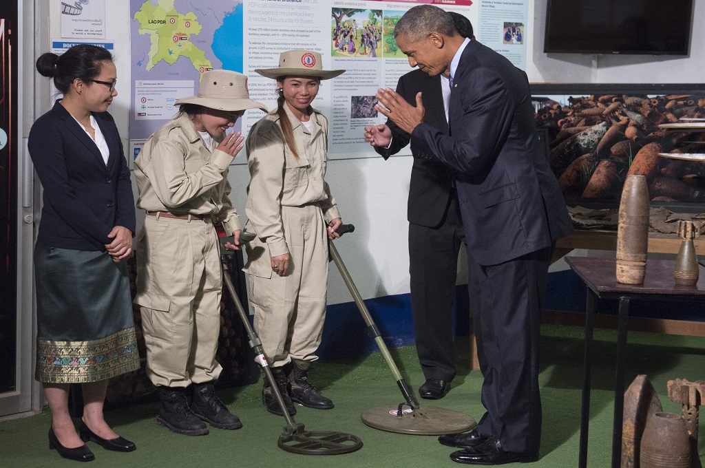Presiden AS Barack Obama menyapa tim penyapu bom dan ranjau darat di Vientiane, Laos, 7 September 2016. (Foto: AFP/SAUL LOEB)