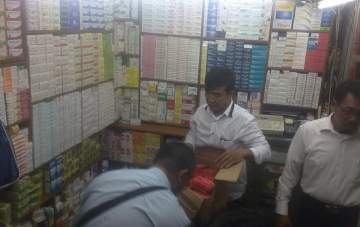 Tim Gabungan Razia Obat Kedaluwarsa di Pasar Pramuka