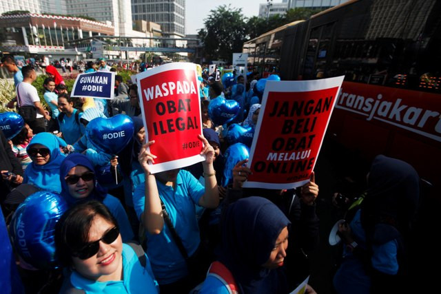 Pegawai Badan Pengawas Obat dan Makanan (BPOM) melakukan aksi kampanye sosial peduli obat legal. Foto: MI/Rommy