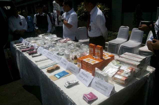 Barang bukti peredaran obat kedaluwarsa di Pasar Pramuka -- MTVN/Deny Irwanto 