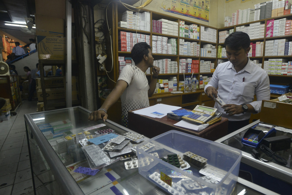 Sejumlah toko ditutup oleh pemiliknya saat razia obat ilegal di Pasar Pramuka, Jakarta, Rabu (7/9/2016). Foto: Antara/Rosa Panggabean