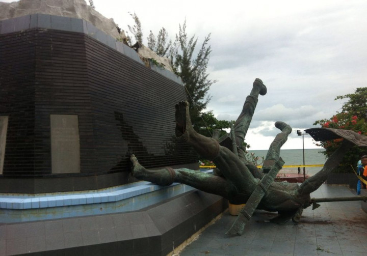 Patung Monumen Perjuangan Rakyat Balikpapan Roboh