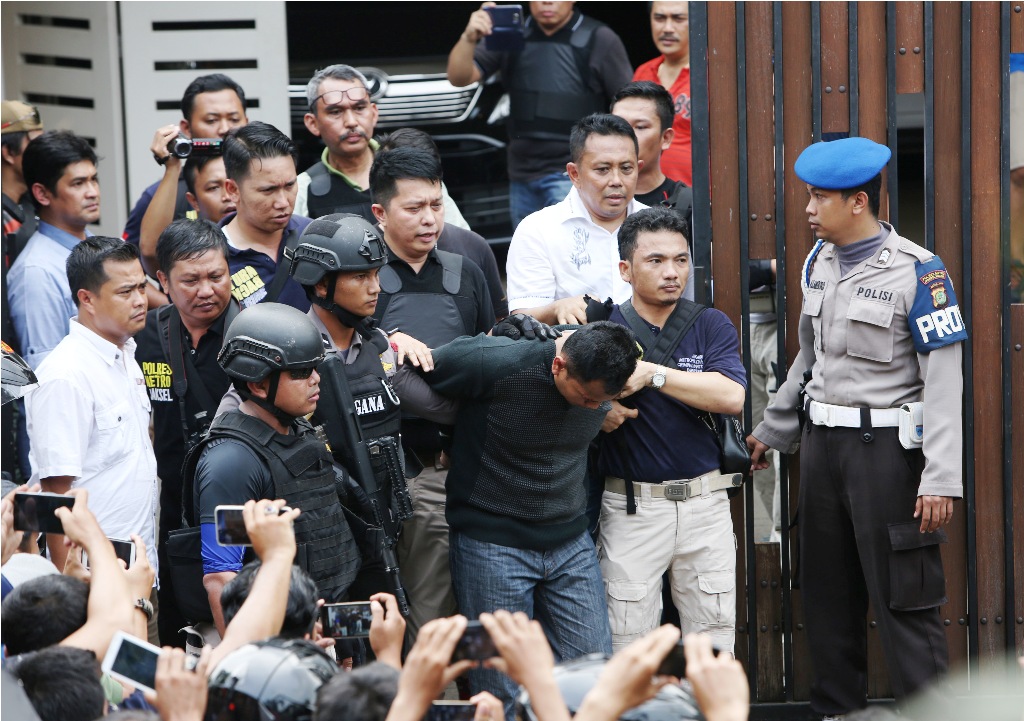  Polisi menggiring satu dari dua pelaku yang melakukan perampokan rumah di kawasan Pondok Indah, Jakarta, Sabtu (3/9/2016). (ANT/Reno Esnir)