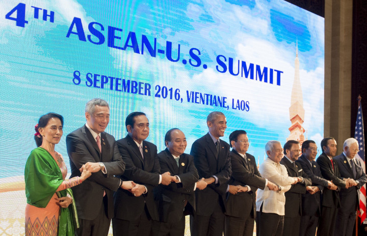 Jokowi Bids Farewell to Obama at ASEAN-US Summit