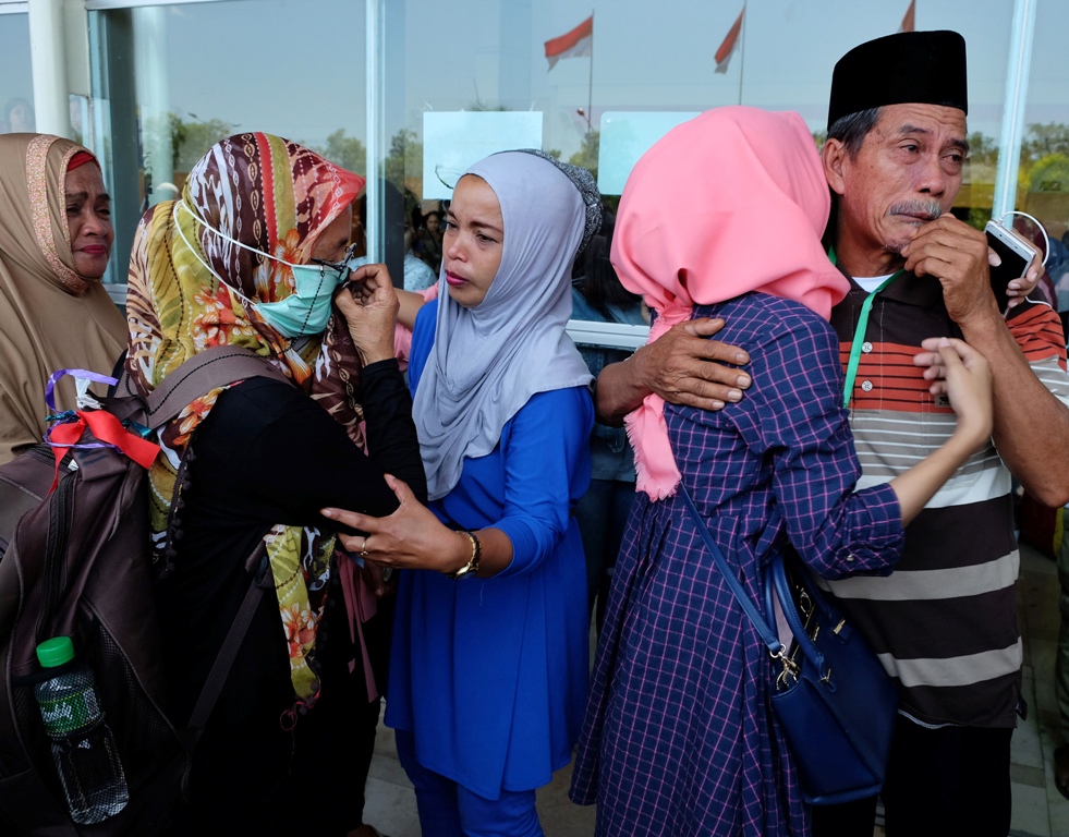 Sejumlah calon jamaah haji korban penipuan melalui jalur Filipina disambut keluarganya di Bandara Sultan Hasanuddin, Makassar, Minggu (4/9/2016). Foto: Antara/Sahrul Manda Tikupadang