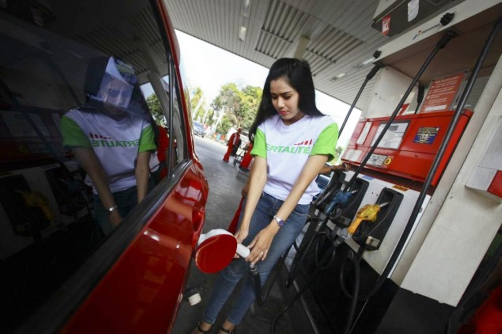 Petugas SPBU mengisi bahan bakar kendaraan. (ANT/Andreas F A)