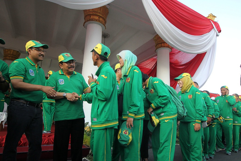 Gubernur Jatim, Soekarwo. (Kedua dari kiri). (Foto: Ant/Moch Asim) 