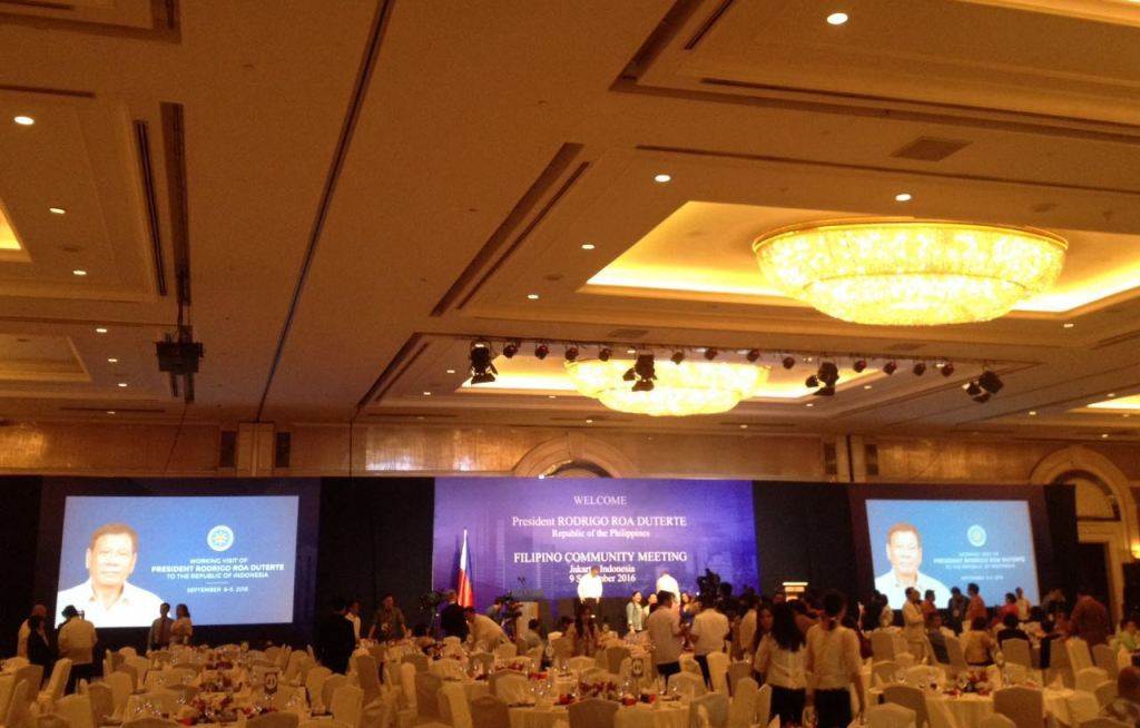 Persiapan sebelum pertemuan Presiden Rodrigo Duterte dengan masyarakat Filipina (Foto: Sonya Michaella/MTVN)