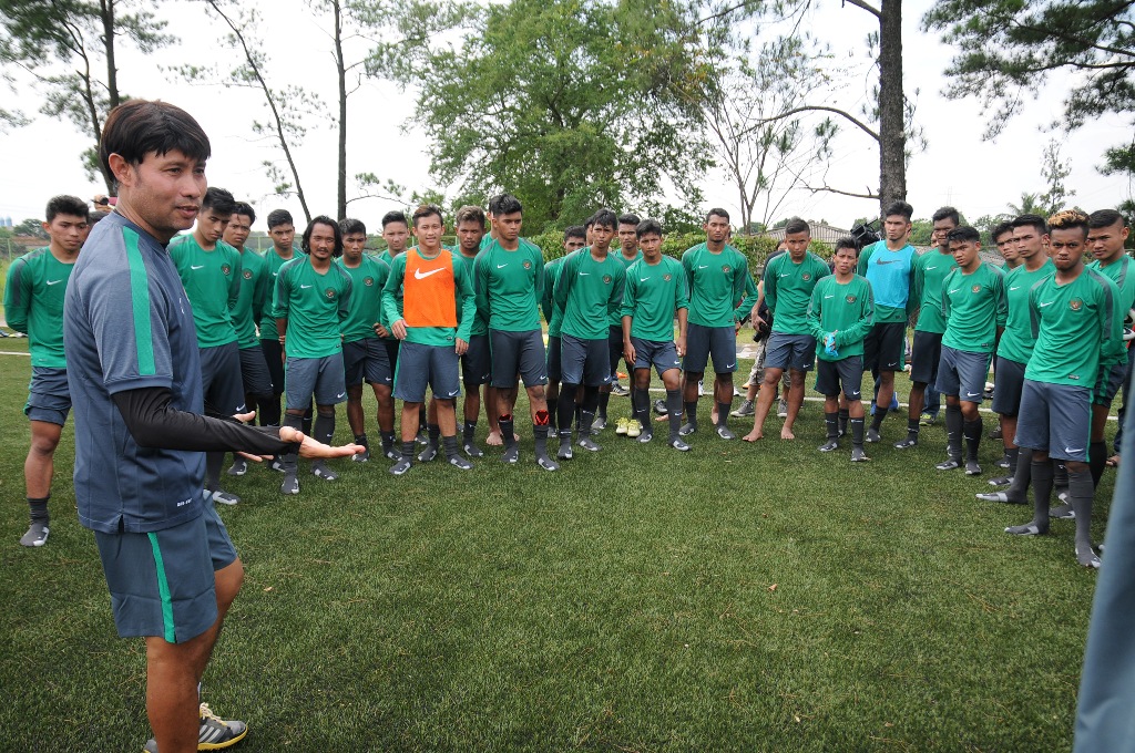 Pelatih Timnas U-19 Eduard Tjong saat memberikan arahan pada anak asuhnya di sela-sela sesi latihan jelang tampil di Piala AFF U-19 di Vietnam (Foto: ANTARA FOTO/Indrianto Eko Suwarso)