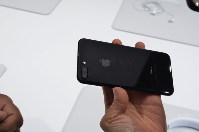 iPhone 7 Jet Black yang tergores. foto: The Verge