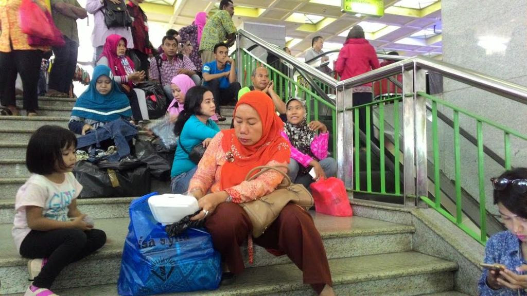 Pengunjung di Tanah Abang menanti kehadiran Presiden Joko Widodo dan Presiden Filipina Rodrigo Duterte --Metrotvnews.com/Nur Azizah