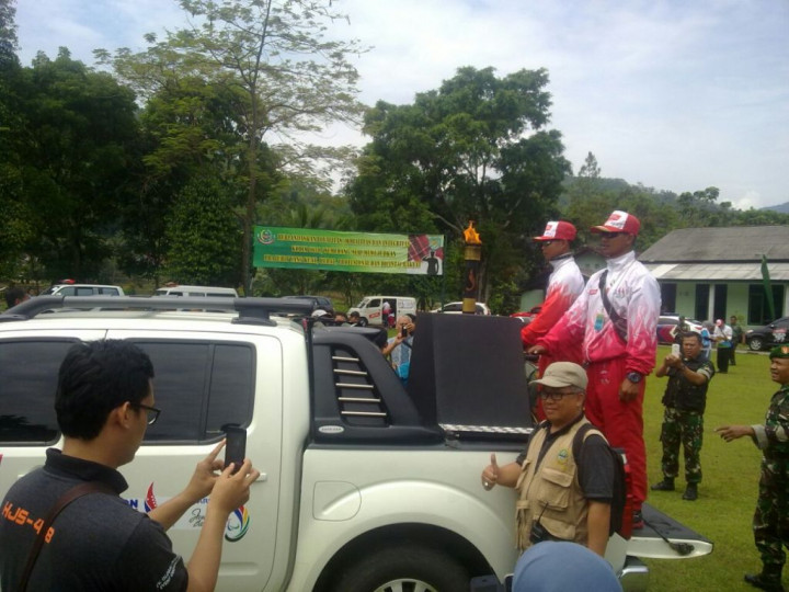 Rombongan Kirab Api PON XIX Tiba Lebih Cepat di Sumedang