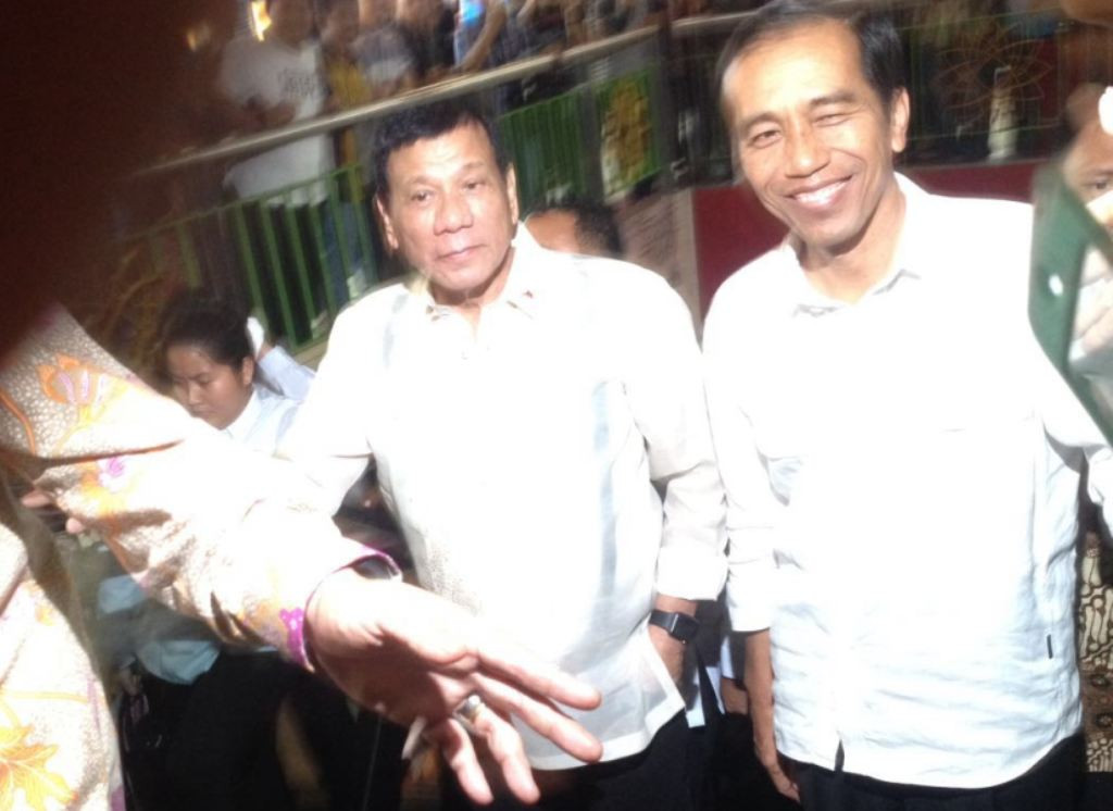 Presiden Rodrigo Duterte (kiri) bersama Presiden Jokowi telusuri Pasar Tanah Abang (Foto: Sonya Michaell/MTVN)