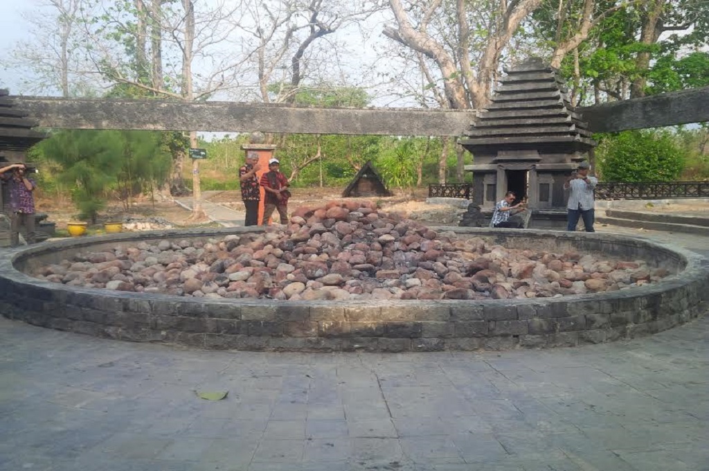 Pengunjung mendatangi Kayangan Api, api abadi, di Bojonegoro, MTVN - Amaluddin