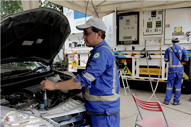 Petugas mengisi BBG ke kendaraan pribadi di Mobile Refueling Unit (MRU) SPBG Monas. (Foto:Antara/Muhammad Adimaja) 