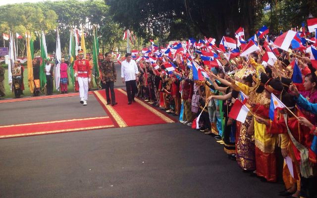 Usai Blusukan, Presiden Filipina Diarak ke Istana Merdeka