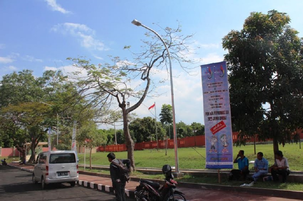 Area di sekitar Stadion Bima yang akan menjadi venue bulu tangkis PON XIX di Cirebon, MTVN - Ahmad Rofahan