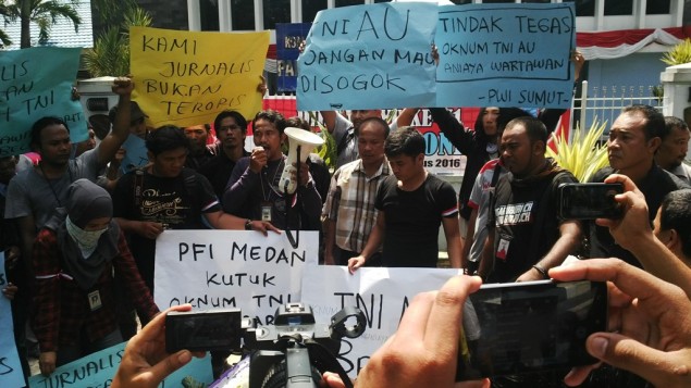 Sejumlah awak media mendesak Komandan Landasan Udara Soewondo, Medan, dan Kepala Staf TNI Angkatan Udara segera dicopot (Foto: MTVN/Budi Warsito)