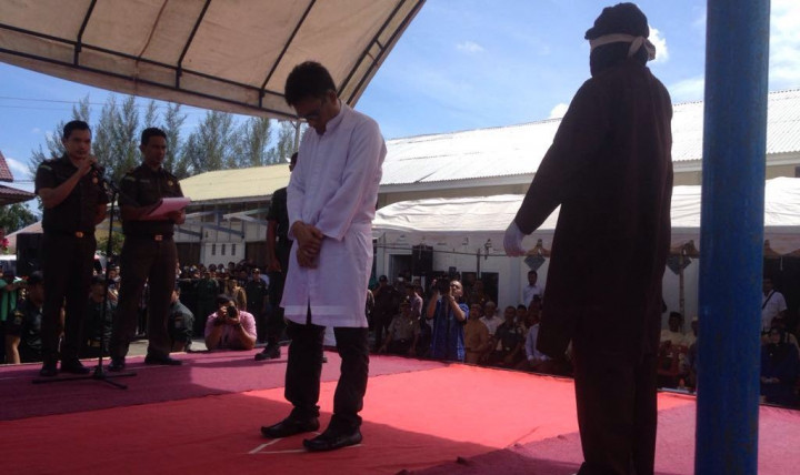 Bermesraan, Mantan Anggota DPRK Pidie Dicambuk