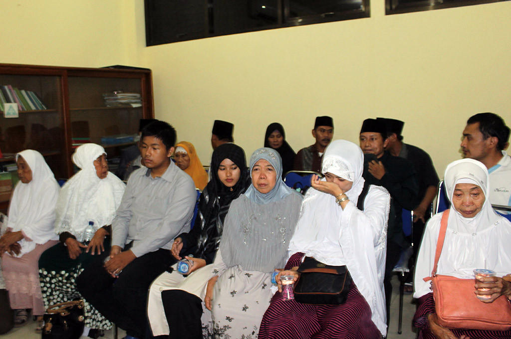 Para korban jemaah haji Filipina dikumpulkan di kantor Kecamatan Pandaan Kabupaten Pasuruan sebelum balik ke rumah masing-masing -- MI/Abdus Syukur