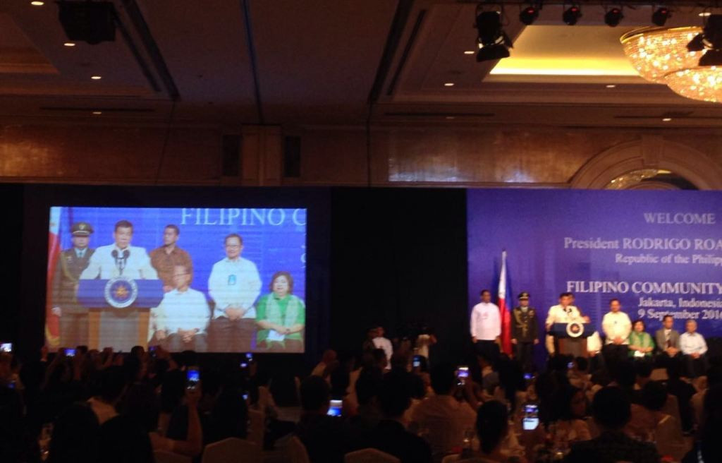 Presiden Filipina Rodrigo Duterte temui komunitas warganya (Foto: Sonya Michaella/MTVN) 