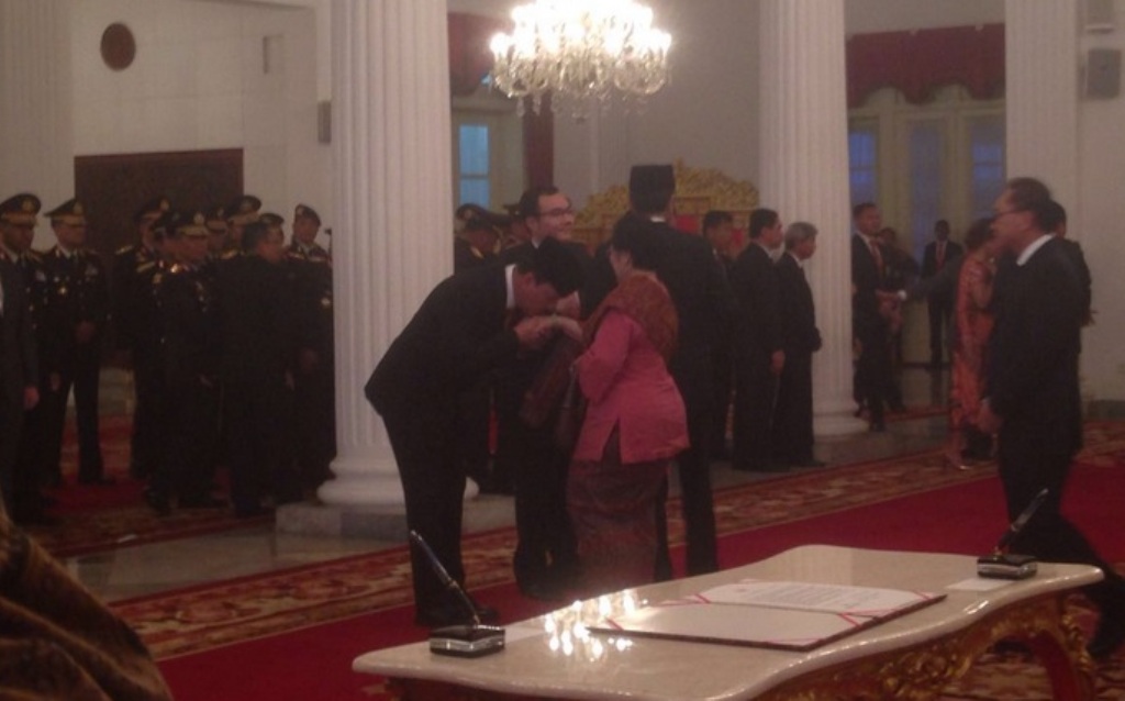 Budi Gunawan mencium tangan Megawati Soekarnoputri, usai dilantik Presiden Jokowi sebagai Kepala BIN--Metrotvnews.com/Desi Angriani