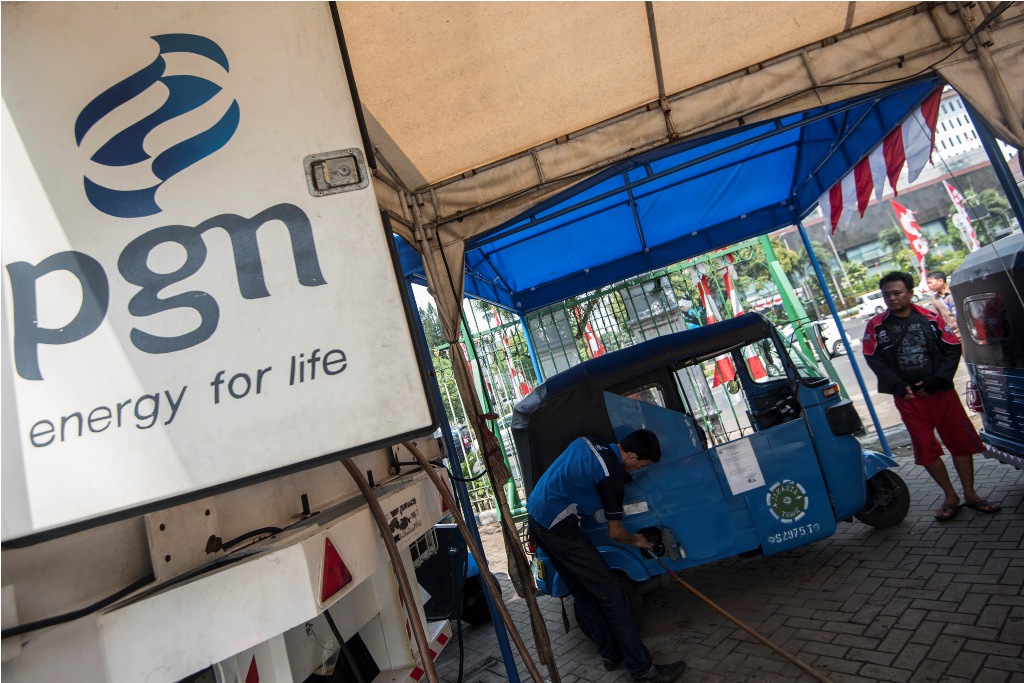 Petugas mengisi bahan bakar gas pada salah satu bajaj di SPBG kawasan Monas, Jakarta Pusat, Rabu (10/8). Foto: ANTARA FOTO/Sigid Kurniawan.