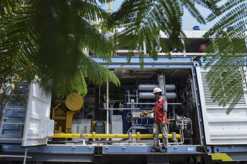 Petugas memeriksa mesin 