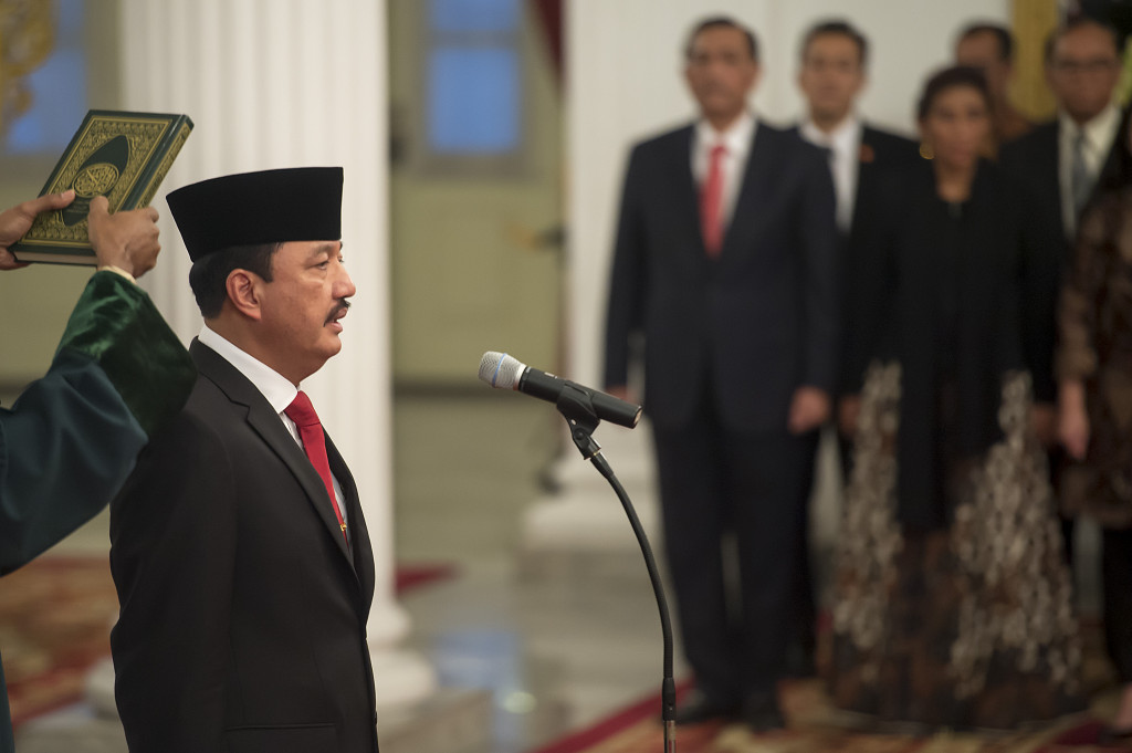 Kepala Badan Intelijen Negara (BIN) Budi Gunawan mengucapkan sumpah jabatan pada upacara pelantikan di Istana Negara, Jakarta, Jumat (9/9). Foto: ANTARA FOTO/Widodo S. Jusuf.
