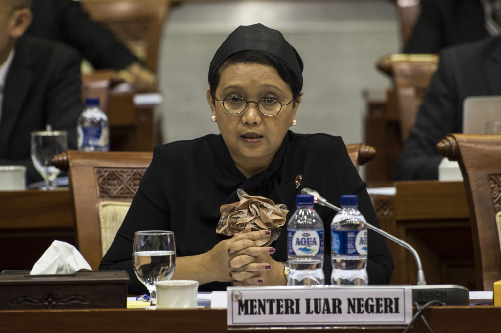 Menteri Luar Negeri Retno Marsudi mengikuti rapat kerja dengan Komisi I DPR di Kompleks Parlemen, Senayan, Jakarta, Rabu (31/8). Foto: ANTARA FOTO/Sigid Kurniawan.