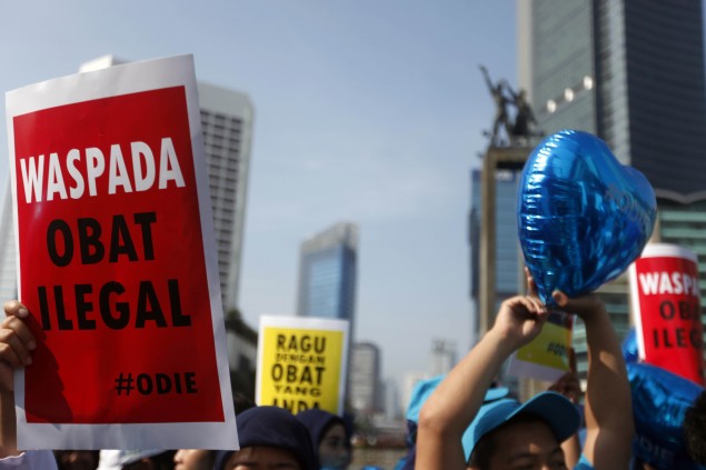 Ratusan pegawai Badan Pengawas Obat dan Makanan (BPOM) aksi kampanye peduli obat legal saat car free day di Bundaran HI, Jakarta, Minggu (21/8). Foto: MI/Rommy Pujianto