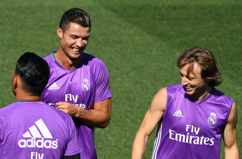 Cristiano Ronaldo (kedua dari kiri) sudah bisa bermain bagi Real Madrid pekan ini kontra Ossasuna (GERARD JULIEN / AFP)
