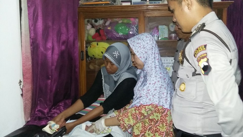 Bidan desa tengah memberikan perawatan pada bayi yang ditemukan warga Desa Rengaspendawa, Kecamatan Larangan, Kabupaten Brebes, Jawa Tengah. (Metrotvnews.com/Kuntoro Tayubi)